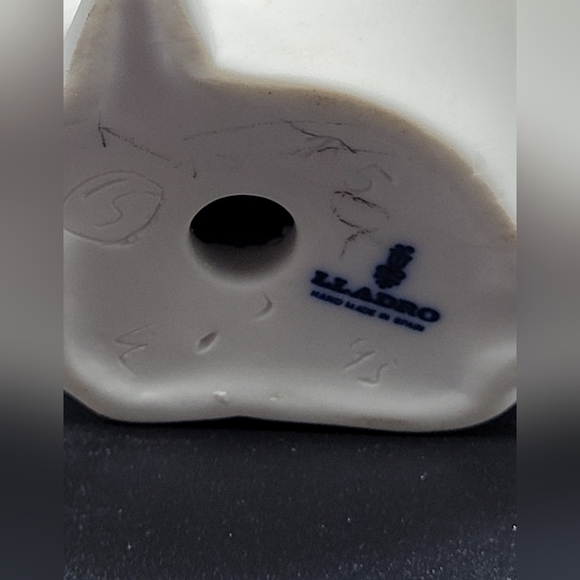 Lladro Skeptical Young Girl In Night Gown Bisque Matte Finish - Picture 4 of 6